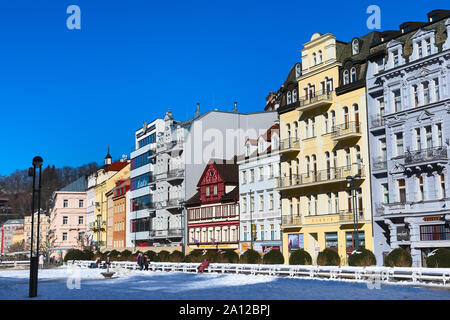 Karlsbad, Tschechische Republik - 15. Februar 2017: Street View, Häuser und Fluss im berühmten Kurort Stockfoto