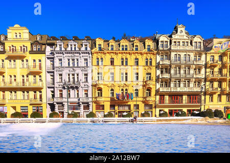 Karlsbad, Tschechische Republik - 15. Februar 2017: Street View, Häuser und Menschen im berühmten Kurort Stockfoto