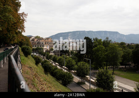 Ein Blick auf die Stadt Genf, die Schweiz, und die Berge in der Ferne, von der berühmten Promenade de la Treille übersehen. Stockfoto