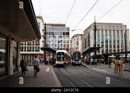 Die Straßenbahn- und Bushaltestelle Bel Air in Genf, Schweiz. Im Hintergrund befinden sich die Gebäude der Credit Suisse in der Rue de la Monnaie. Stockfoto