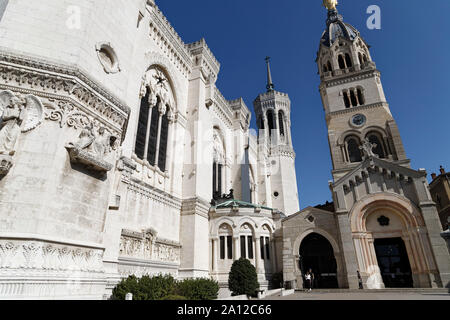 Lyon, Frankreich. 20 Sep, 2019. Die Basilika Notre-Dame de Fourvière mit Blick auf die Stadt Lyon von der Spitze der Hügel Fourvière. Stockfoto