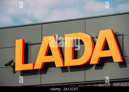 Gomel, Belarus - April 8, 2019: Ansicht schließen Der firmenschriftzug Lada an der Store im Autohaus. Der Lada ist eine Marke des Autos hergestellt von Avtovaz, A C Stockfoto