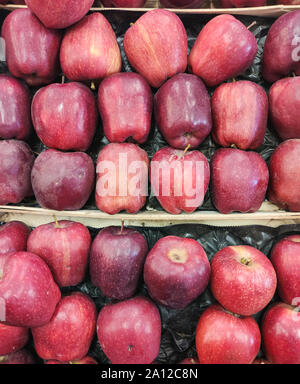 Äpfel, Hintergrund, Textur. Frische rote Äpfel auf Markt Anzeige, Ansicht von oben Stockfoto