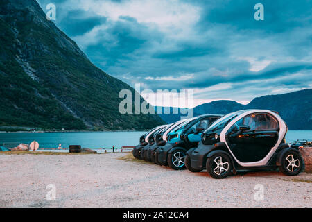 Eidfjord, Norwegen - 13. Juni, 2019: Viele Schwarze und Blaue Farben RENAULT Z.E. Autos geparkt in der Zeile. Die RENAULT Z.E. oder Zero Emission ist eine Linie, die von allen - Elek. Stockfoto