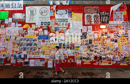 Pro Demokratie und anti Auslieferungsrecht Proteste Parolen und Plakate in Hongkong. 23. September 2019. Große so-Lennon Wall in der Fußgängerzone von u-Bahnen zu Tai Po Markt Bahnhof genannt. Wände in pro Demokratie Plakate und handgeschriebene Post-it Notes denunzieren Auslieferungsrecht von der Regierung vorgeschlagen. Viele anti China Poster und Nachrichten. Stockfoto