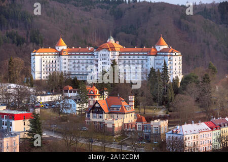 Karlovy Vary, Antenne Panoramablick auf die berühmten Kurort mit Hotel Imperial, Tschechische Republik Stockfoto