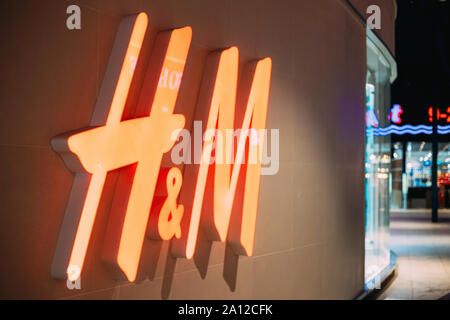 Tocksfors, Schweden - 26. Juni 2019: in der Nähe Red Logo H&M Hennes & Mauritz Marke an der Store in der Shopping Mall Stockfoto