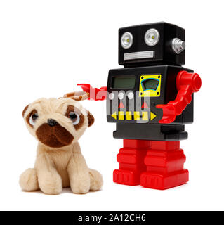 Ein Spielzeug Roboter nimmt sein Haustier Toy pug für einen Spaziergang, auf weißem Hintergrund Stockfoto