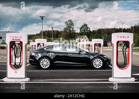 Tocksfors, Schweden - 26. Juni 2019: Farbe Schwarz Tesla Model S 100 d Auto geparkt in der Ladestation. Die Tesla Model S ist eine vollständige All-electric 5-d Stockfoto