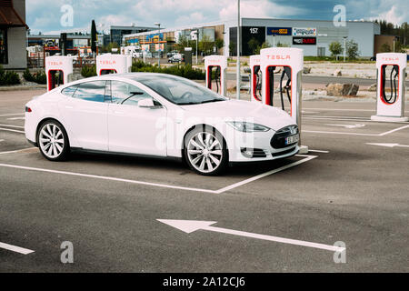 Tocksfors, Schweden - 26. Juni 2019: Weiße Farbe Tesla Model S P85 Auto geparkt in der Ladestation. Die Tesla Model S ist eine vollständige All-electric 5-do Stockfoto