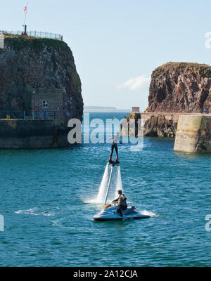 Flyboarding im Victoria Harbour. Dunbar, Schottland Stockfoto