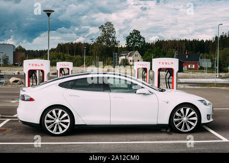 Tocksfors, Schweden - 26. Juni 2019: Weiße Farbe Tesla Model S P85 Auto geparkt in der Ladestation. Die Tesla Model S ist eine vollständige All-electric 5-do Stockfoto