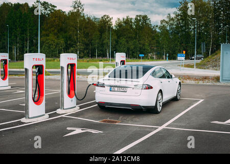 Tocksfors, Schweden - 26. Juni 2019: Weiße Farbe Tesla Model S P85 Auto geparkt in der Ladestation. Die Tesla Model S ist eine vollständige All-electric 5-do Stockfoto