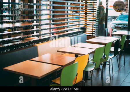 Tocksfors, Schweden - 26. Juni 2019: das Innere von Mcdonalds Restaurant. Mcdonald's Corporation ist der weltweit größte Kette von Hamburger Fast-Food-Restaurants Stockfoto