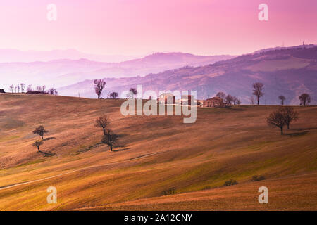 Schönen Sonnenuntergang licht Landschaft in Italien Hügel Stockfoto