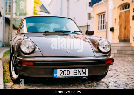 Tallinn, Estland - 1. Juli 2019: Vorderansicht des Porsche 930 Auto in den alten schmalen Straße geparkt. Es ist ein Sportwagen von der deutschen Automobilindustrie Herst hergestellt Stockfoto