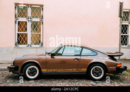 Tallinn, Estland - 1. Juli 2019: Vorderansicht des Porsche 930 Auto in den alten schmalen Straße geparkt. Es ist ein Sportwagen von der deutschen Automobilindustrie Herst hergestellt Stockfoto