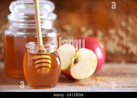 Äpfel mit Honig jar, honigwabe auf grauem Hintergrund mit kopieren. Rosch Haschanah jüdischen Neujahr feiern. Stockfoto