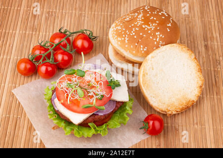 Köstlich gesunde vegetarische Burger serviert auf einem Tisch Stockfoto