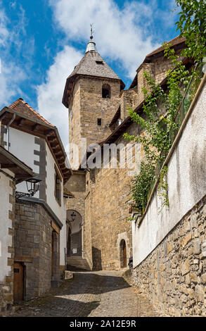 Strasse mit Kirche des Hl. Johannes des Evangelisten (San Juan Evangelista), Ochagavía - Otsagabia, Navarra (Navarra), Spanien Stockfoto