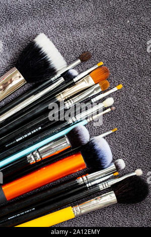Hohen winkel Nahaufnahme von einer Auswahl an Make-up Pinsel in verschiedenen Formen ad Größen. Stockfoto