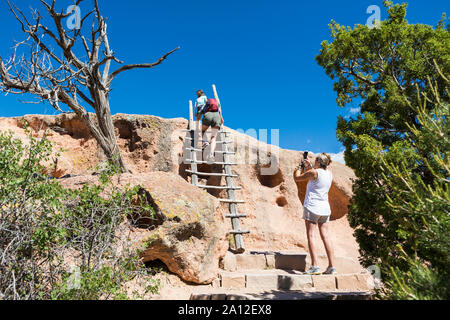 Familie die Erkundung der Tsankawi Ruinen in New Mexico nach oben klettern. Stockfoto