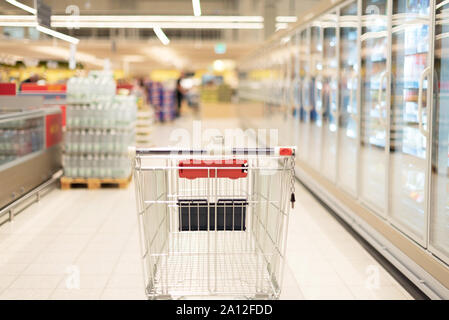 Leer rot Warenkorb im Supermarkt. Kopieren Sie Platz. Nachhaltiger Lebensstil. Sale, Discount Konzept. Stockfoto