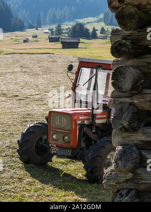 Traktor neben einer Scheune, Detail der Heuernte auf der Tschey Wiesen in Pfunds Stockfoto