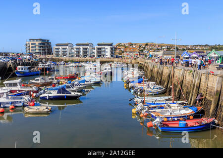 West Bay Hafen und Coast Resort, Jurassic Coast, bröckelt Sandsteinfelsen, UNESCO-Welterbe, Dorset, England, UK, gb Stockfoto