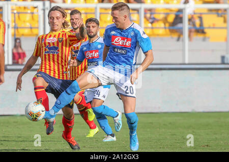 Jacopo Petriccione italienischen Mittelfeldspieler US Lecce ringen die Kugel mit Piotr Zielinski polnischen Mittelfeldspieler SSC Neapel in der Serie A Fußball US Lecce vs SSC Napoli am 22. September 2019 an das Stadio Ettore Giardiniero - Via del Mare Punktzahl wird 1-4 für SSC Napoli (Foto von Antonio Balasco/Pacific Press) Stockfoto