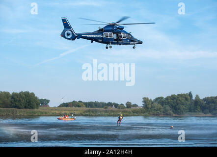 23. September 2019, Niedersachsen, Lassrönne: Bundesamt für Polizei, DLRG und DRK-Wasserwacht Zug wasserrettung an der Elbe mit Hilfe eines Hubschraubers. Das Ziel der Übung ist es, Menschen aus der Luft mit hohem Wasser Standorte oder anderen unzugänglichen Wasser Punkte zu retten. Foto: Daniel Bockwoldt/dpa Stockfoto