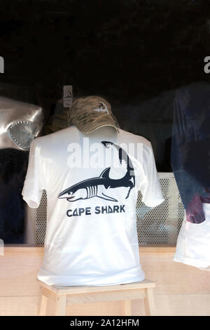 Shark Motto-T-Shirt und Cap für den Verkauf in einem Schaufenster in Chatham, Massachusetts, Cape Cod, USA. Stockfoto