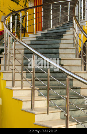 Wicklung Beton Treppe mit Marmorböden in einer Halle Stockfoto