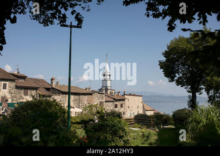 Die Saint Pancrace Kirche mit Blick auf die Stadt Yvoire, Frankreich, am Lac Léman (Genfer See) im Departement Haute-Savoie, Auvergne-Rh ône-Alpes. Stockfoto