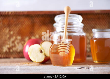 Äpfel mit Honig jar, honigwabe auf grauem Hintergrund mit kopieren. Rosch Haschanah jüdischen Neujahr feiern. Stockfoto