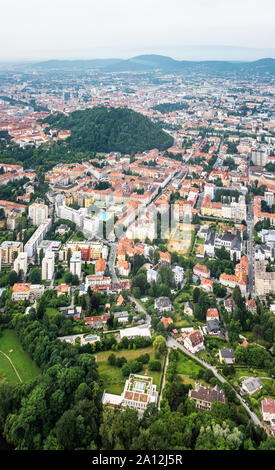 Luftaufnahme der Stadt Graz aus Hubschrauber drone mit Bezirk Geidorf an einem bewölkten Sommertag in Österreich, Europa Stockfoto