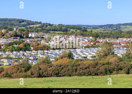 Charmouth Badeort, brüchigen Felsen Schichten, Fossiliensuche, South Coast, fern Wanderweg, Dorset, England, UK, gb Stockfoto