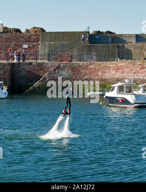 Flyboarding im Victoria Harbour. Dunbar, Schottland Stockfoto