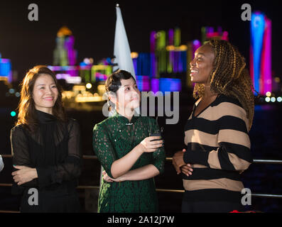 Wuhan, Hubei Provinz Chinas. 23 Sep, 2019. Chinesische zwei Grand-slam-Meister Li Na (L) und Venus Williams der Usa (R) Teilnahme an2019 WTA Wuhan offene Besichtigung des Jangtse-flusses in Wuhan, die Zentrale China Provinz Hubei, Sept. 23, 2019. Credit: Xiao Yijiu/Xinhua/Alamy leben Nachrichten Stockfoto