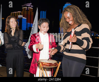 Wuhan, Hubei Provinz Chinas. 23 Sep, 2019. Chinesische zwei Grand-slam-Meister Li Na (L) und Venus Williams der Usa (R), die im Jahr 2019 öffnen Sie die WTA Wuhan Hubei Trommel am Yangtze Fluss in Wuhan genießen, der Central China Provinz Hubei, Sept. 23, 2019. Credit: Xiao Yijiu/Xinhua/Alamy leben Nachrichten Stockfoto