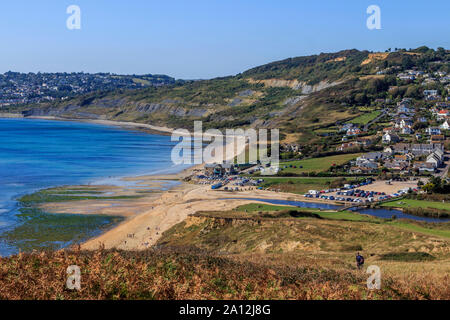 Charmouth Badeort, brüchigen Felsen Schichten, Fossiliensuche, South Coast, fern Wanderweg, Dorset, England, UK, gb Stockfoto