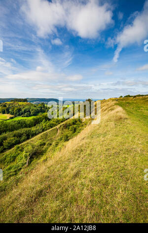 Ein Blick entlang der Stadtmauer von Uley Bury Iron Age Hill Fort in Richtung Downham Hill in den Cotswolds, England Stockfoto