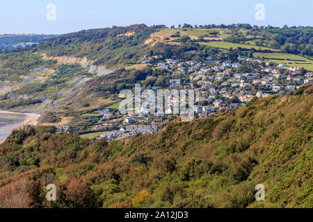 Charmouth Badeort, brüchigen Felsen Schichten, Fossiliensuche, South Coast, fern Wanderweg, Dorset, England, UK, gb Stockfoto