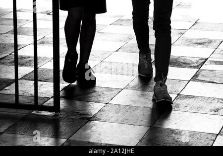 Silhouette Schatten von zwei Jungen im Teenageralter zu Fuß durch das Tor; Detail Beine in hoher Kontrast schwarz und weiß Stockfoto