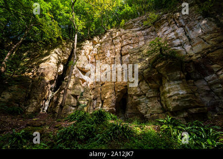 Eine stillgelegte Steinbruch entlang der Cotswold Way in Coaley Holz, Cotswolds, England Stockfoto