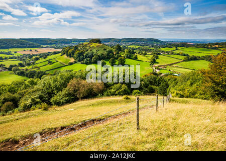 Ein Blick von Uley Bury Iron Age Hill Fort in Richtung Downham Hill in den Cotswolds, England Stockfoto