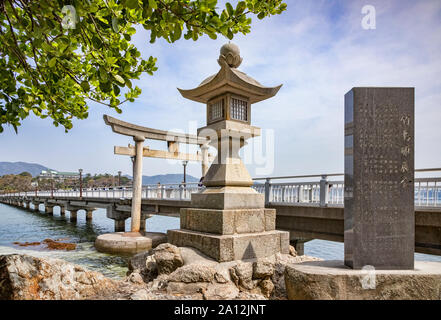 27. März 2019: Gamagori, Japan - Die Brücke auf die Insel Takeshima, Gamagori. Stockfoto