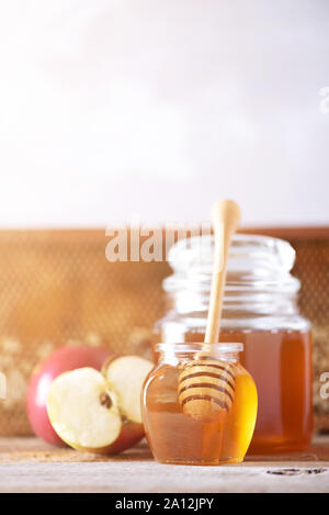 Äpfel mit Honig jar, honigwabe auf grauem Hintergrund mit kopieren. Rosch Haschanah jüdischen Neujahr feiern. Stockfoto