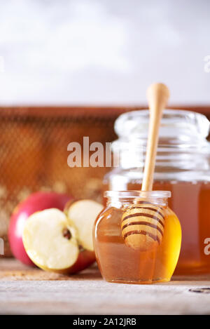 Äpfel mit Honig jar, honigwabe auf grauem Hintergrund mit kopieren. Rosch Haschanah jüdischen Neujahr feiern. Stockfoto