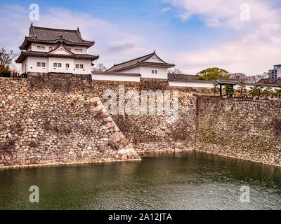 28. März 2019: Osaka, Japan - Der äußere Graben und Mauer der Burg von Osaka, mit dem Sengan - yagura Revolver und Otemon Tor. Stockfoto